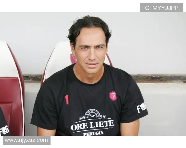 C罗与内斯塔的巅峰对决足球场上的传奇碰撞与荣耀之路 C罗与内斯塔的巅峰对决足球场上的传奇碰撞与荣耀之路